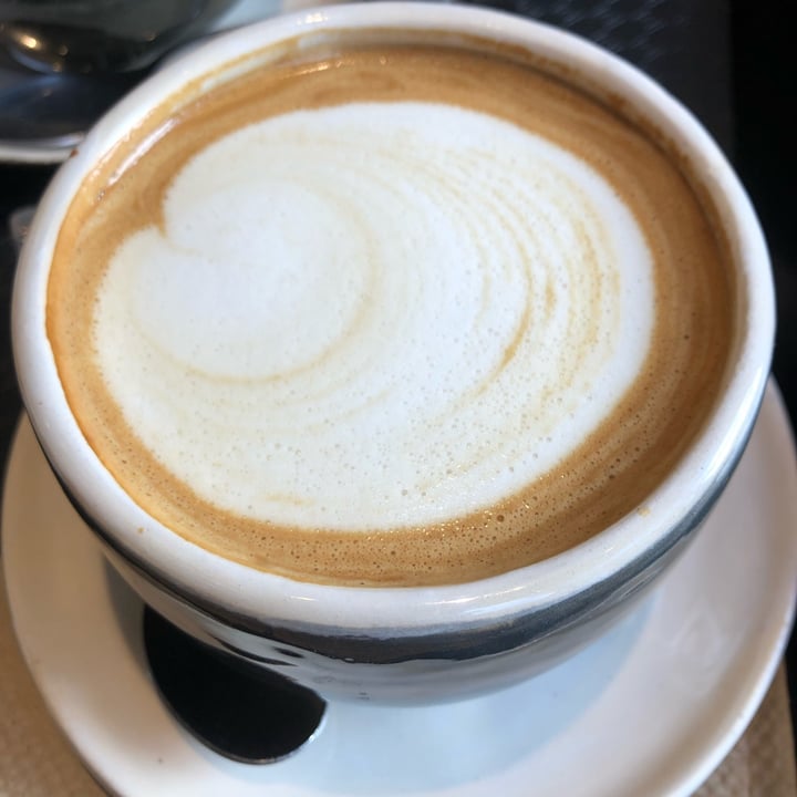 photo of Bee Coffee - Café de especialidad latte shared by @laritaveganita on  26 Apr 2022 - review