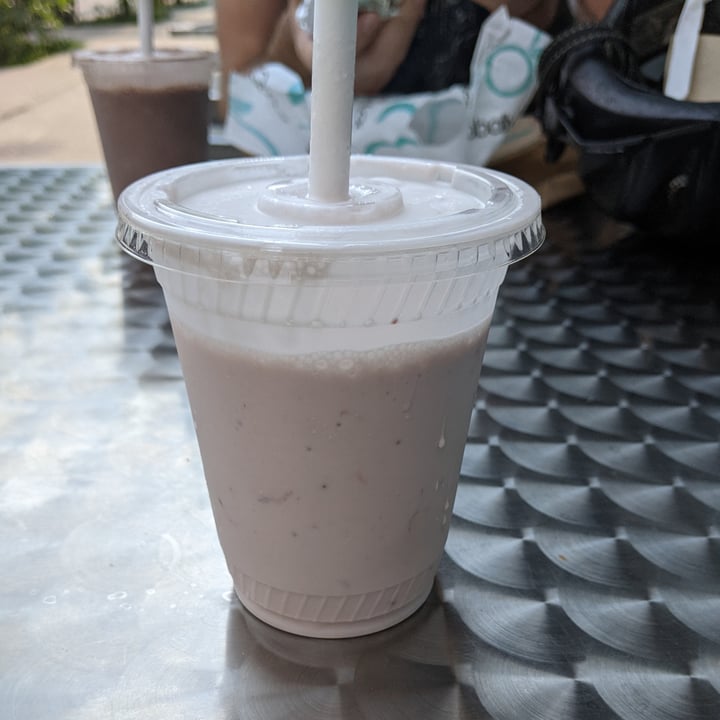 photo of Odd burger Strawberry Milkshake shared by @iamabunny on  25 Jul 2021 - review