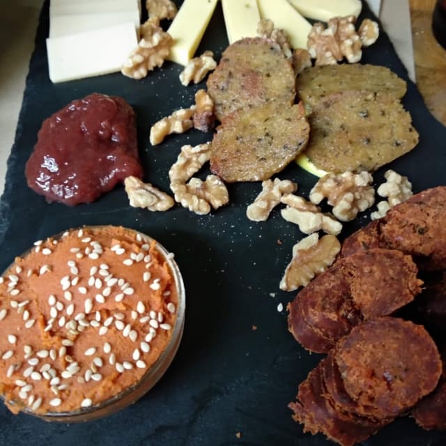 Photo of the dish “Tabla quesos y chorizo”