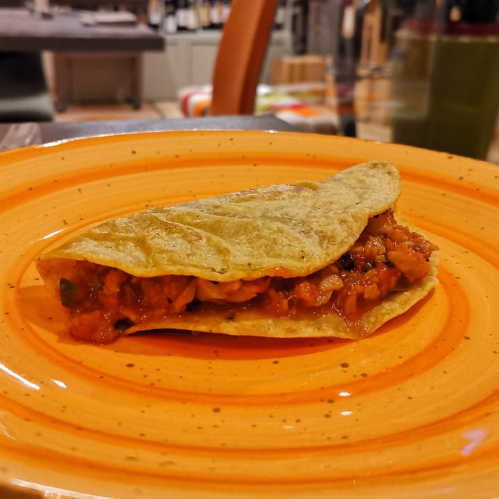photo of GingerGi Veggie-Pop restaurant Taco con chili e fagioli neri shared by @giuliazagni on  24 Apr 2022 - review