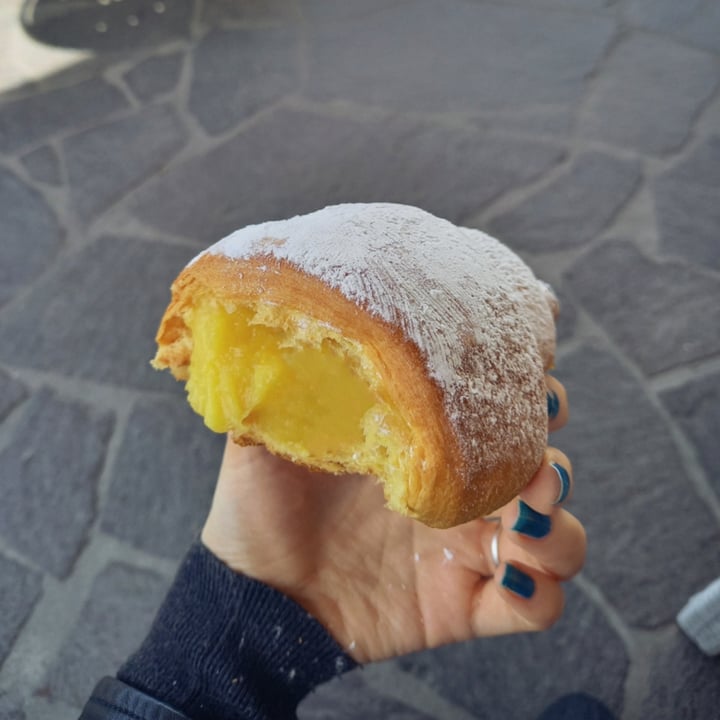 review photo of Forno Pasticceria Antico Porto Cornetto vegano alla crema shared by @irishamber on 07 May 2021 - review