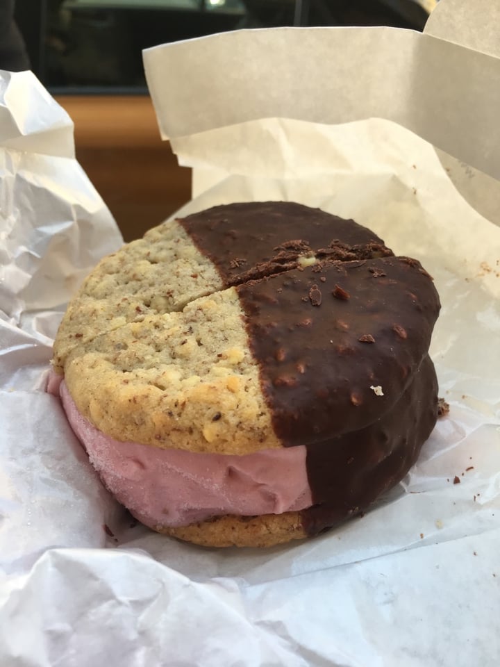 review photo of Veganista Ice Cream Inbetwiener Strawberry shared by @janakup on 10 Mar 2020 - review