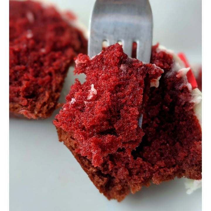 photo of Sprinkles Cupcakes and Ice Cream Vegan Red Velvet Cupcake shared by @veggieassassin on  05 Jul 2021 - review