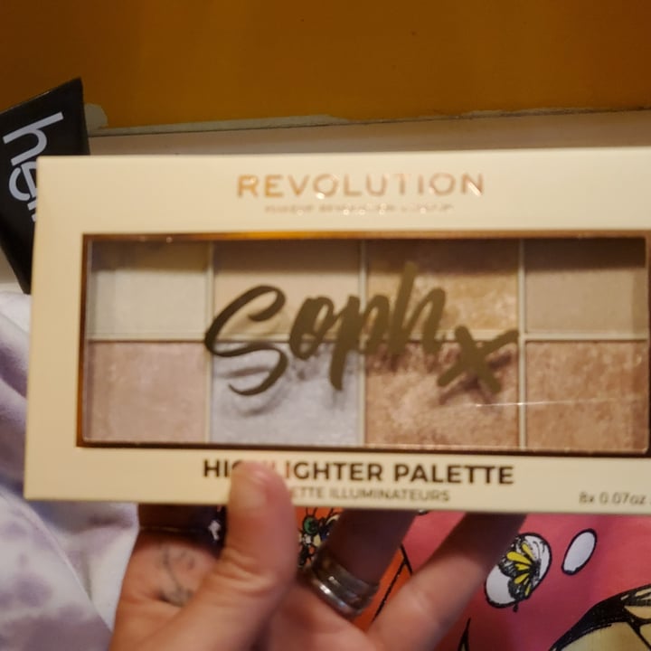 review photo of Revolution Beauty Revolution Beauty London Soph X Highlighter Palette shared by @sarbear420 on 10 Oct 2021 - review