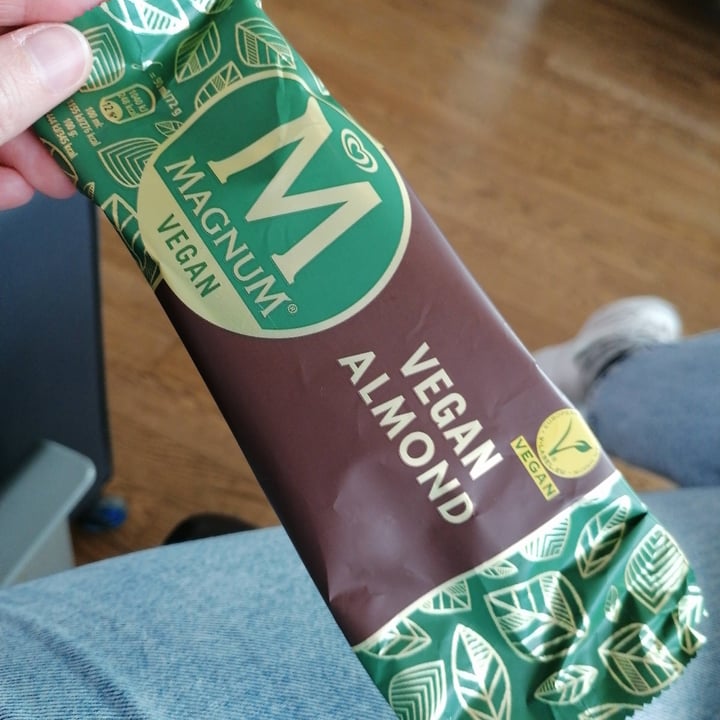 review photo of Magnum Magnum Vegan Almond shared by @lorenza88 on 07 May 2022 - review