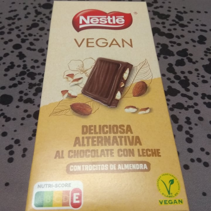 photo of Nestlé chocolate con almendras shared by @davidganja on  17 Oct 2022 - review