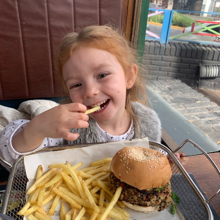review photo of Joe's Grill Hamburguesa Meta shared by @claritavegana on 17 Aug 2022 - review