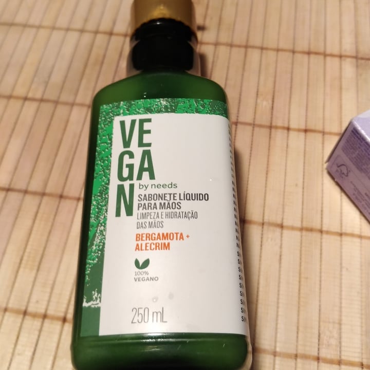 photo of Vegan by Needs Sabonete Líquido Alecrim E Bergamota shared by @bianaomi on  01 Oct 2022 - review