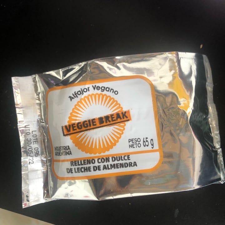 photo of Veggie Break Alfajor Vegano Relleno con Dulce de Leche de Almendra shared by @leeeila on  14 May 2022 - review