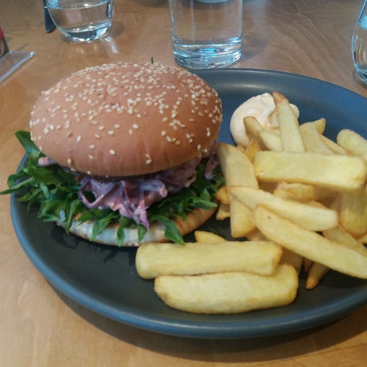 review photo of Trikster Tihane Beyond Meat Burger With Salad And Steakhouse Fries shared by @ilkkan84 on 23 May 2020 - review