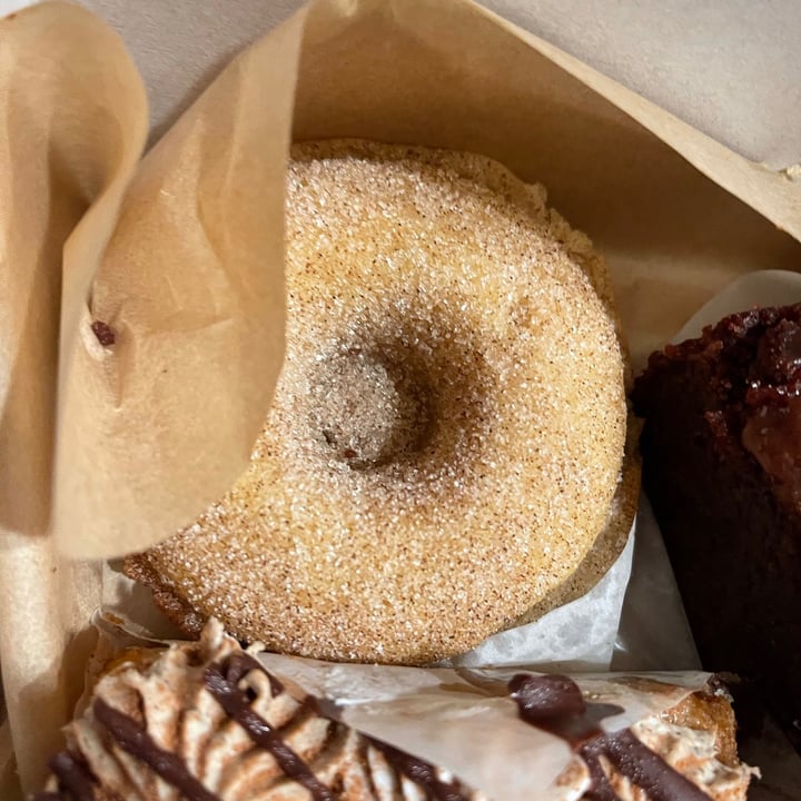 photo of Erin McKenna's Bakery LA Cinnamon Sugar Donut shared by @sedahere on  04 Aug 2021 - review