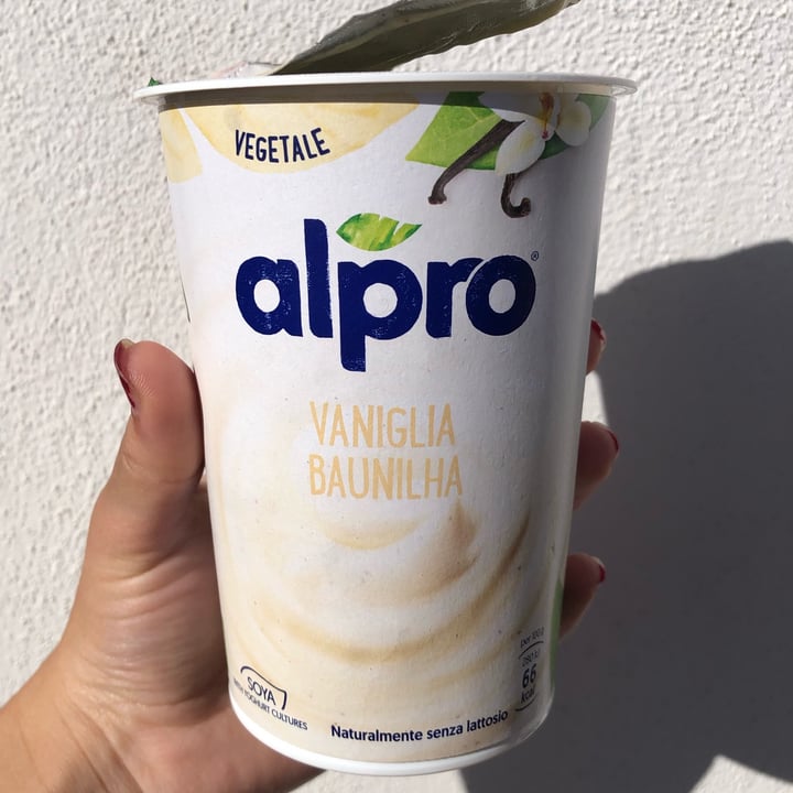 photo of Alpro Soy Yogurt Vanilla shared by @teresacarratelli on  17 May 2022 - review