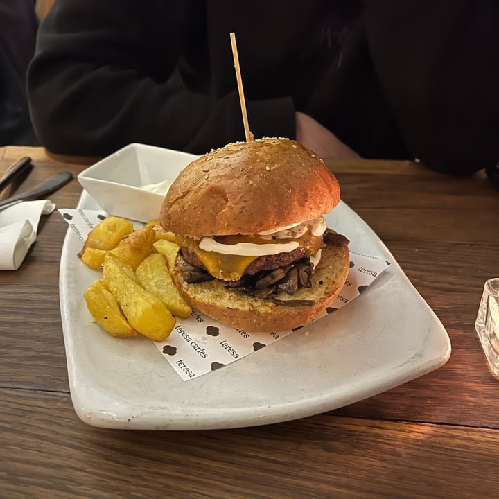 photo of Teresa Carles Hamburguesa plant based con patatas shared by @itsnotmaria on  16 Jun 2022 - review