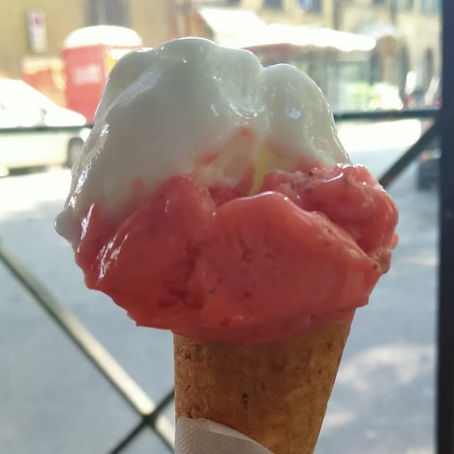 「gelato fragola e limone di Sorrento」の料理の写真