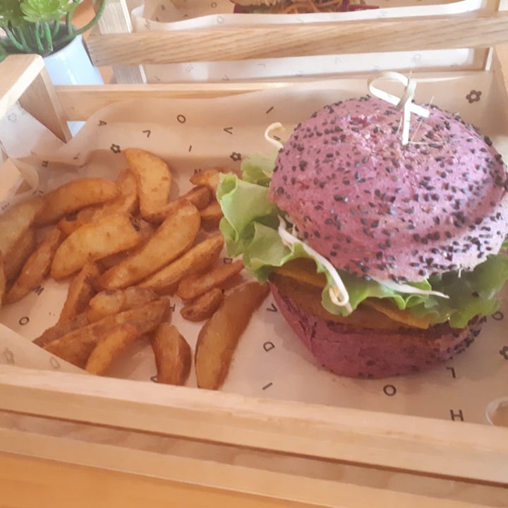 photo of Flower Burger Cherry Bomb shared by @roluel on  14 Apr 2022 - review