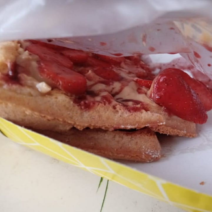photo of Mönt take away Waffle de mantequilla de maní y frutillas shared by @brendaflowers on  02 May 2021 - review
