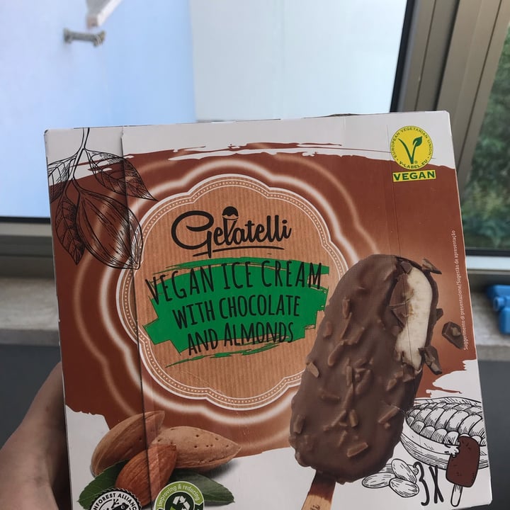 photo of Gelatelli Vegan Ice Cream with Chocolate and Almonds shared by @levconoe on  12 Jun 2022 - review