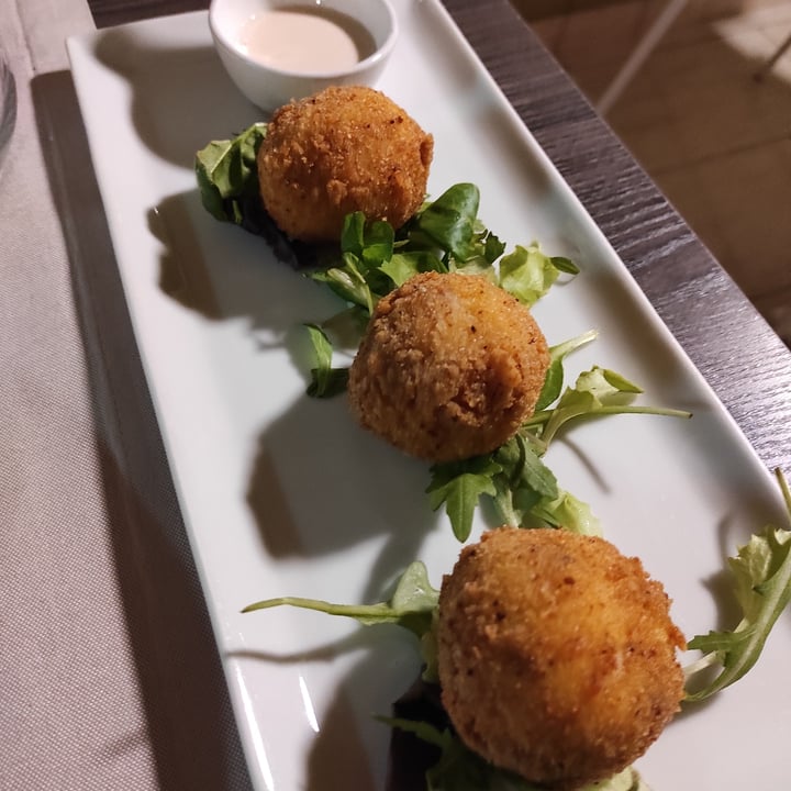 photo of Pesto di Pistacchio arancini di riso con funghi shared by @fedges on  05 Dec 2022 - review