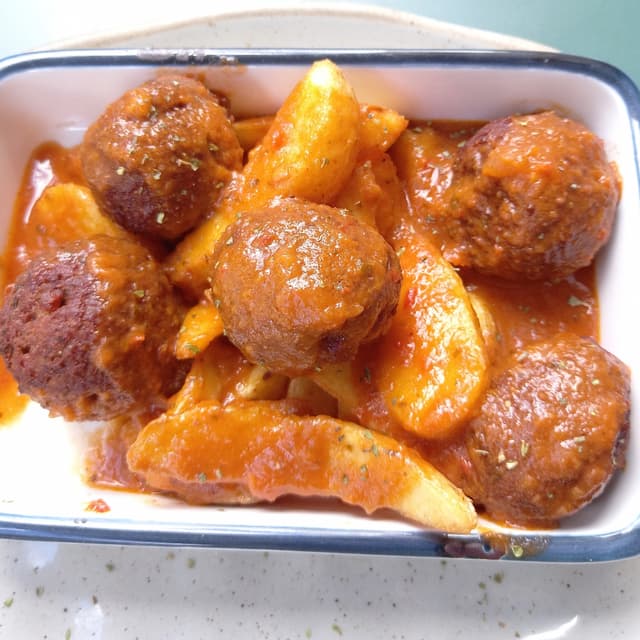 菜肴“Albóndigas con salsa de la abuela”的照片
