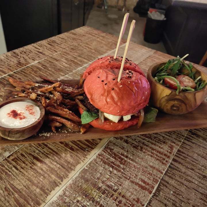 photo of The Hungry Tapir Pink Bombshell Burger shared by @stevenneoh on  28 Aug 2020 - review