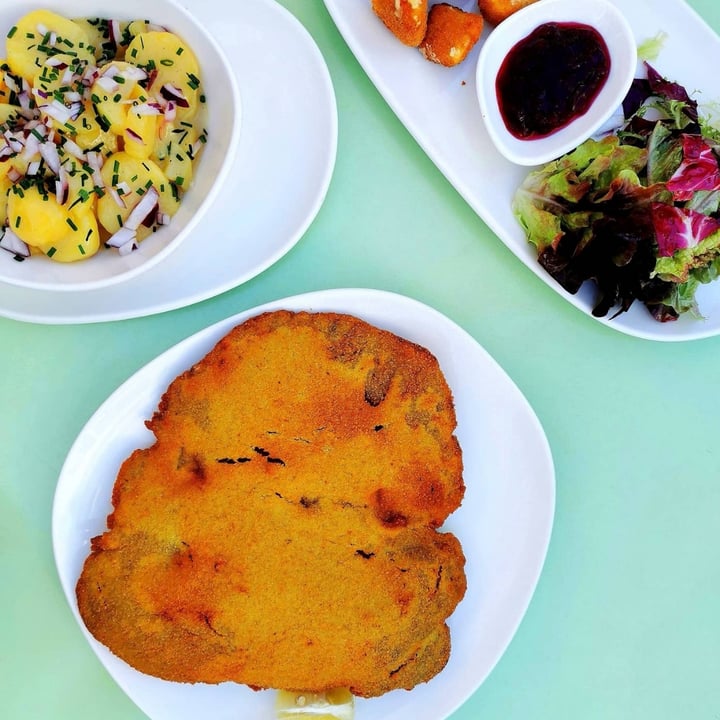 photo of Velani Wiener Schnitzel mit Kartoffelsalat shared by @kros on  11 Sep 2021 - review