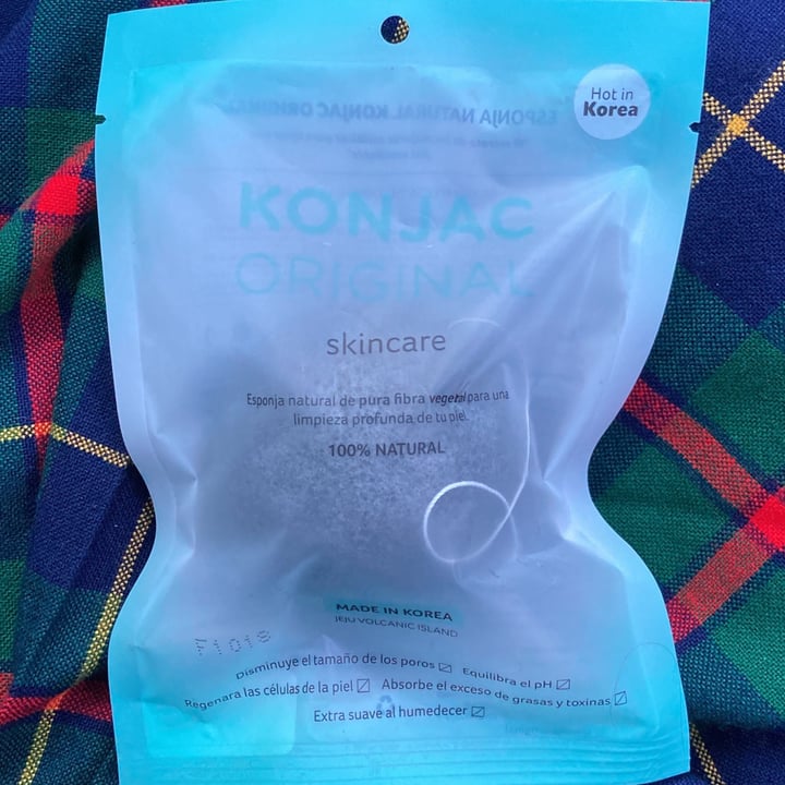 review photo of Konjac Original Esponja Facial Negro Bamboo Charcoal Piel Grasa Y Acneica shared by @umi13 on 19 May 2022 - review