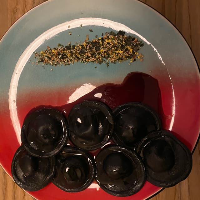 Foto do prato “Zwarte charcoal ravioli”