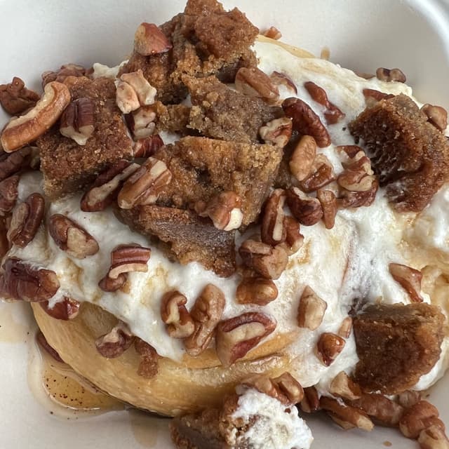 Foto do prato “Welcome To Victoria Cinnamon Bun”