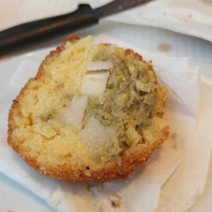 photo of Bar Dolcezza di Cuscunà Temistocle Arancino al pistacchio shared by @nikolaus on  23 Oct 2021 - review