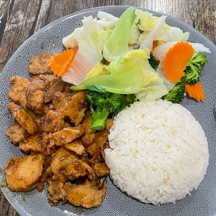 review photo of Vegan Restaurant West End Vegan Lemongrass Chicken w/ steamed veggies and rice shared by @tiffanysin on 31 Mar 2022 - review
