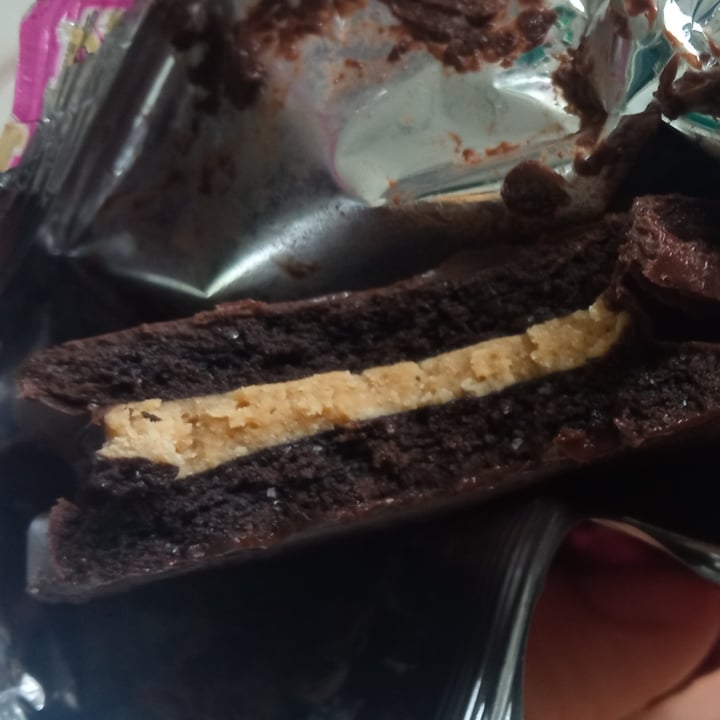review photo of Un Rincón Vegano Especismo Alfajor Relleno de Pasta de Maní con Baño de Repostería Negro shared by @mikamaiden on 10 Apr 2021 - review