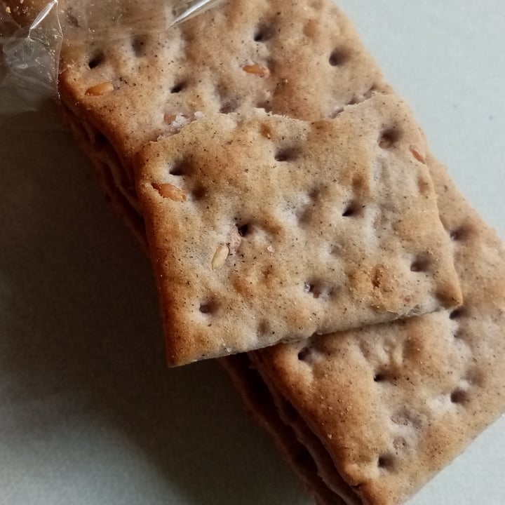 photo of I semplicissimi doria Crackers riso nero e semi di lino shared by @valeveg75 on  28 Sep 2022 - review