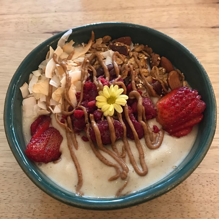 photo of Lexi's Healthy Eatery Caramel Crack smoothie bowl shared by @meganimal on  22 Jul 2021 - review