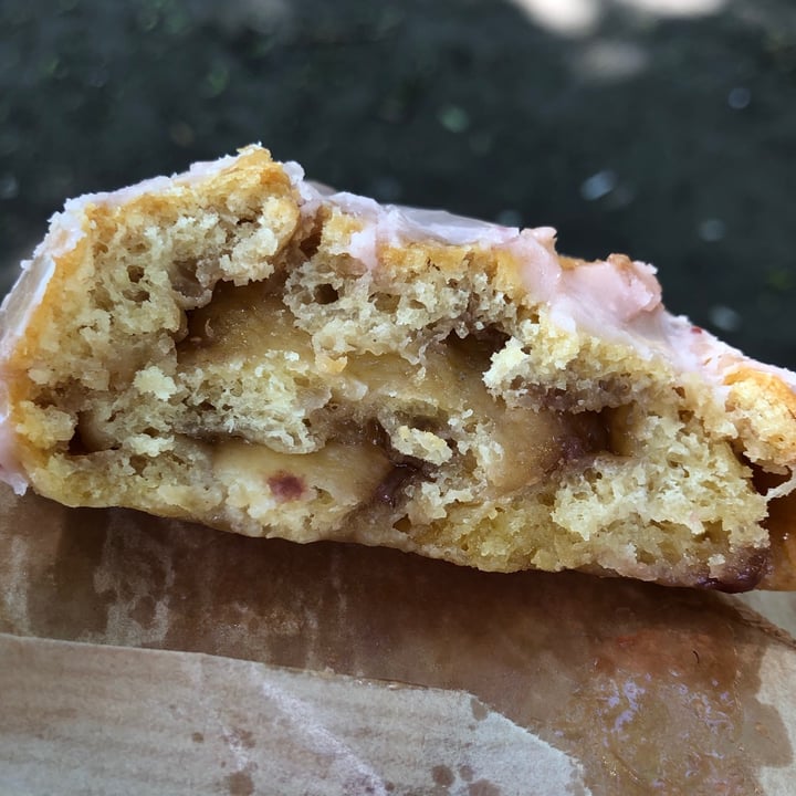 photo of Calm Coffee Strawberry Bun shared by @der-minniefisch on  03 Jun 2021 - review