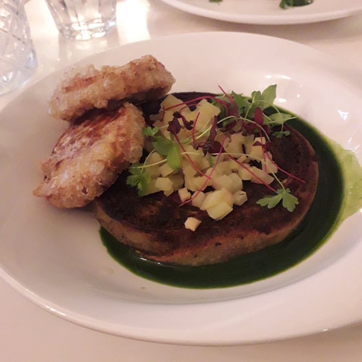 photo of brEAThe Restaurant Roulé de pomme de terre, tempura de tempeh karaage et jus d'herbe shared by @charlottecobblepot on  29 Jan 2022 - review