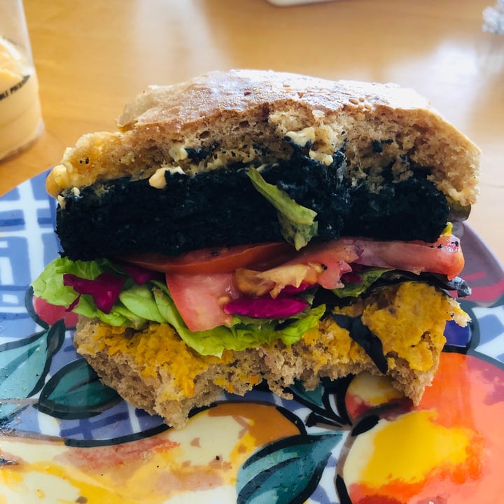 photo of Lexi's Healthy Eatery Activated Charcoal Burger shared by @southernveganupnorth on  25 Aug 2020 - review