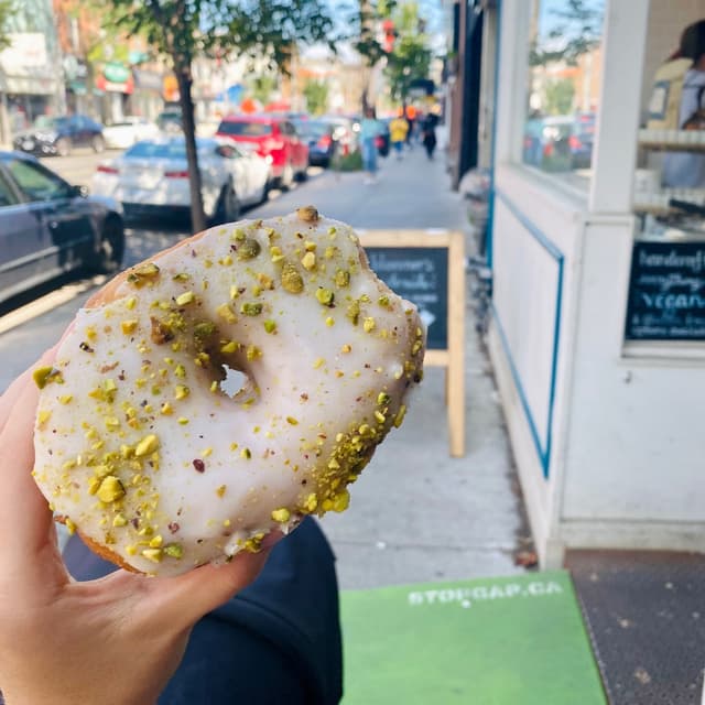 「Rose Water Pistachio Donut」の料理の写真