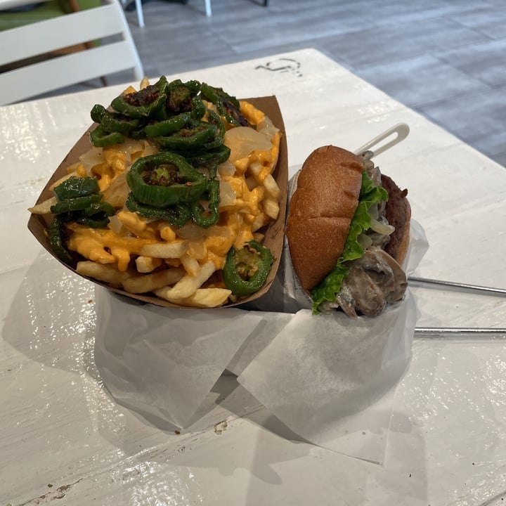 photo of VeganBurg San Francisco Mushrooms burger shared by @ceciasas69 on  24 Sep 2021 - review