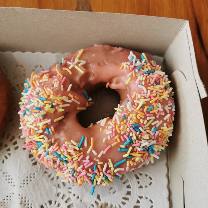 photo of Hulis Donuts Pink Donut shared by @viiathevegan on  09 Aug 2021 - review
