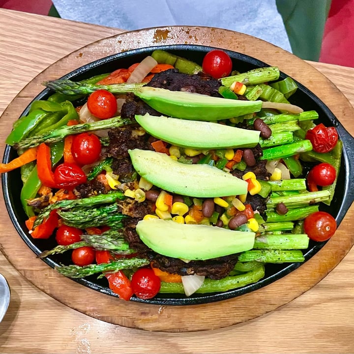 review photo of Chili's Black bean & veggie fajitas shared by @paumila on 15 May 2022 - review
