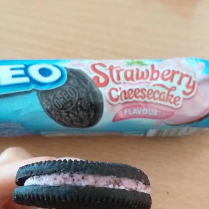 photo of  Mondelēz International Oreo strawberry cheesecake shared by @chantelv on  05 Oct 2021 - review