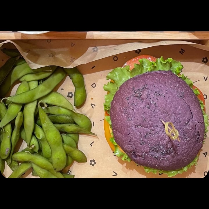 photo of Flower Burger Purple Cheesy shared by @giuliabano on  29 Sep 2022 - review
