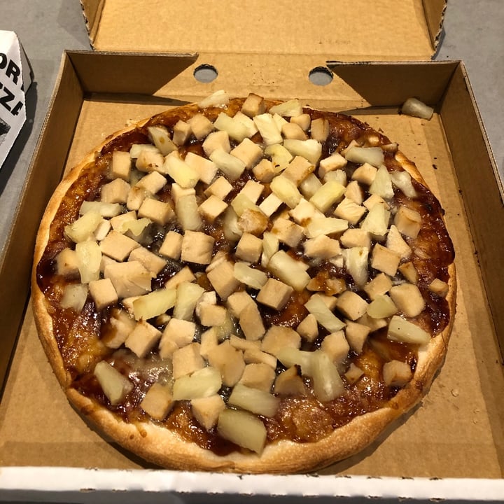 review photo of SCARFACE PIZZERIA Mock chicken Hawaiian vegan pizza shared by @louiselliott on 31 Oct 2020 - review