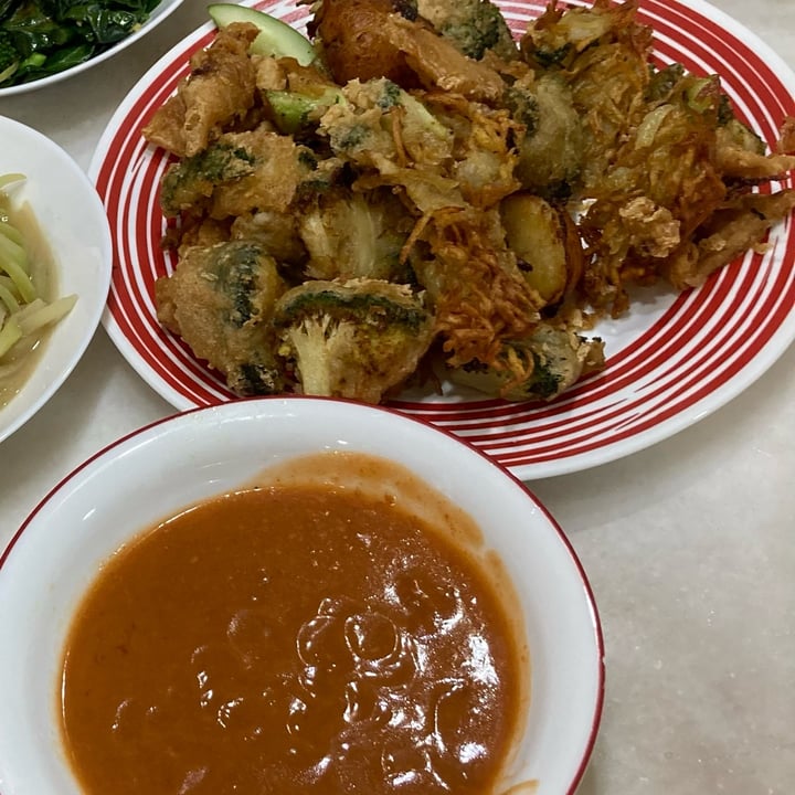 photo of Divine Realm Vegetarian Restaurant Fried Indian Rojak shared by @fulfilling on  02 Apr 2022 - review
