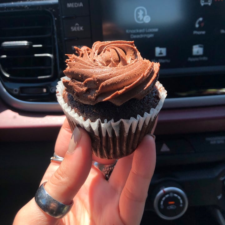 photo of Just Desserts San Francisco Midnight Chocolate Cupcake shared by @autvvmn on  08 May 2021 - review