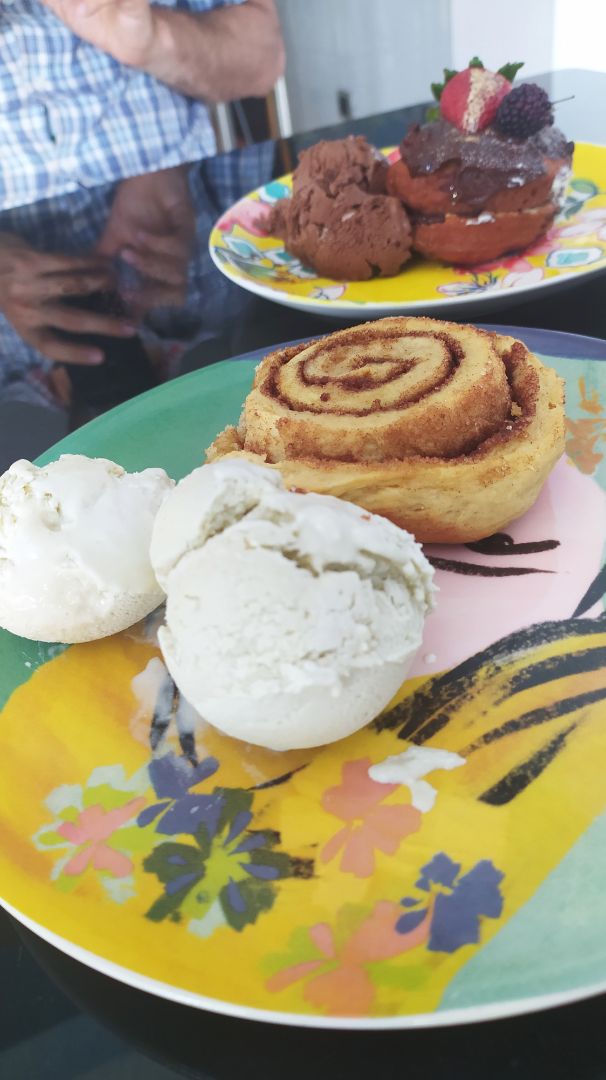 photo of Familia Groen Cinnamon Roll con helado de vainilla shared by @irisvegan on  31 Dec 2019 - review