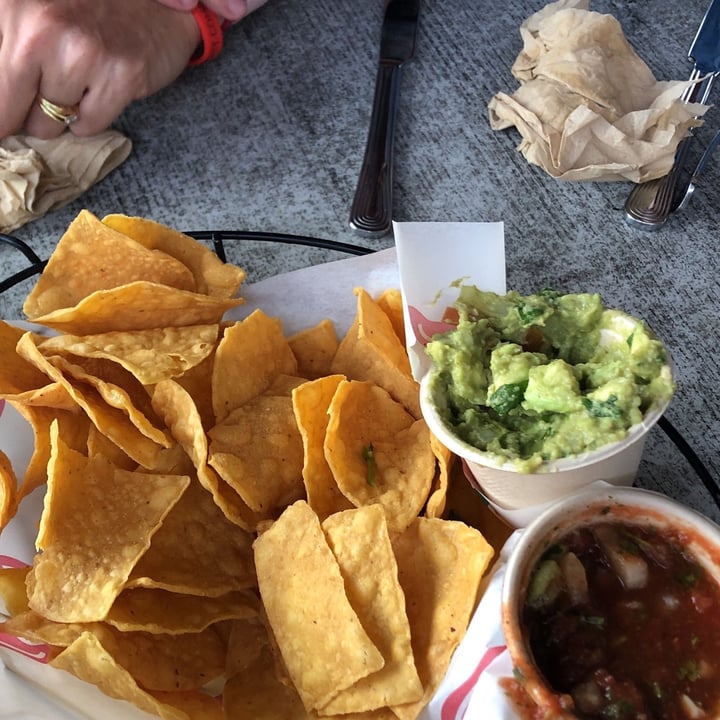 photo of Milagros Food Co. Chips and Guac shared by @ethankadet on  31 Dec 2021 - review
