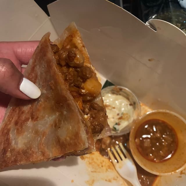 菜肴“Stuffed Roti, Mamak Curry Dip & Garlic Sauce”的照片