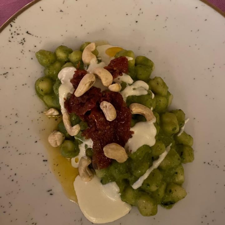 photo of L'OV Osteria Vegetariana Gnocchetti al Pesto Di Erbe Anacardi E Pomodorini Secchi shared by @biancafab on  28 Apr 2022 - review