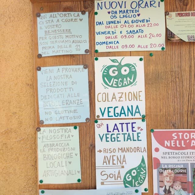 「Croissant vuoto all'avena con farcitura a piacere (composta gusto strudel mela e cannella)」の料理の写真